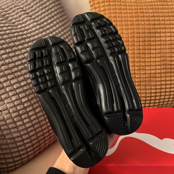 BRAND NEW PUMA kids sneakers, size 10C in black - Picture 4 of 4